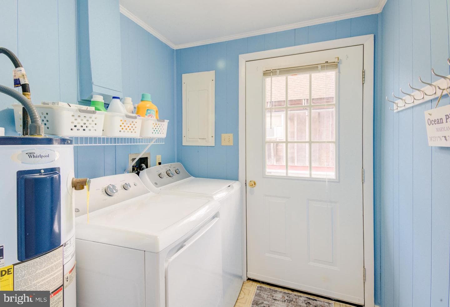 113 Teal Circle photo 57
