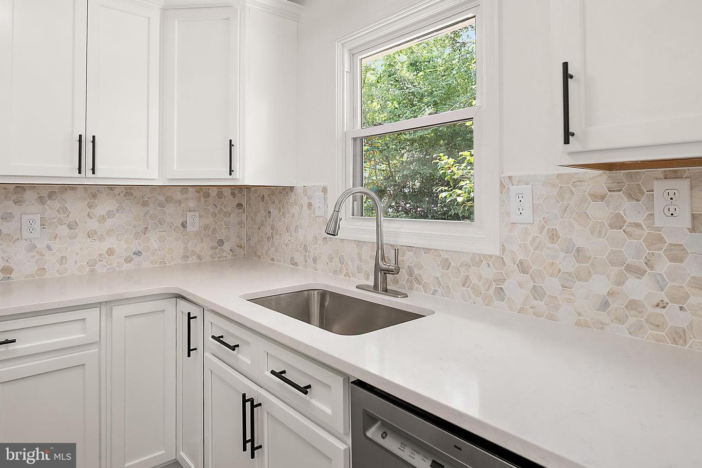 302 Franklin Avenue photo 4