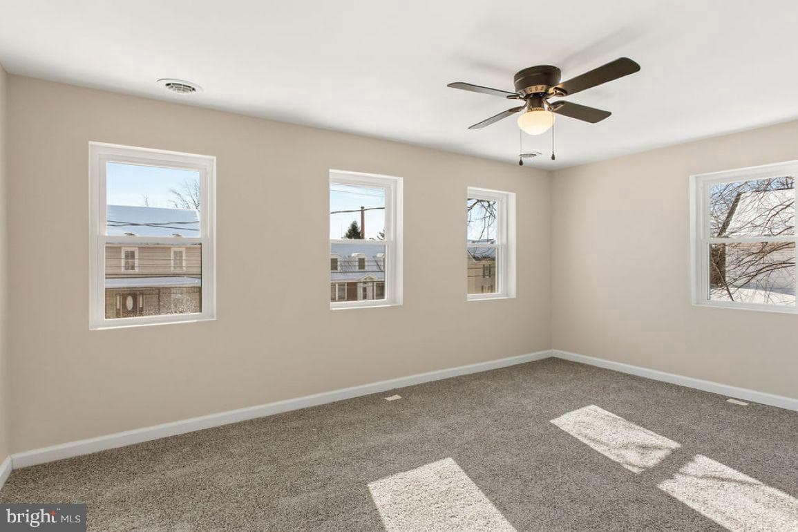 114 E York Street photo 20