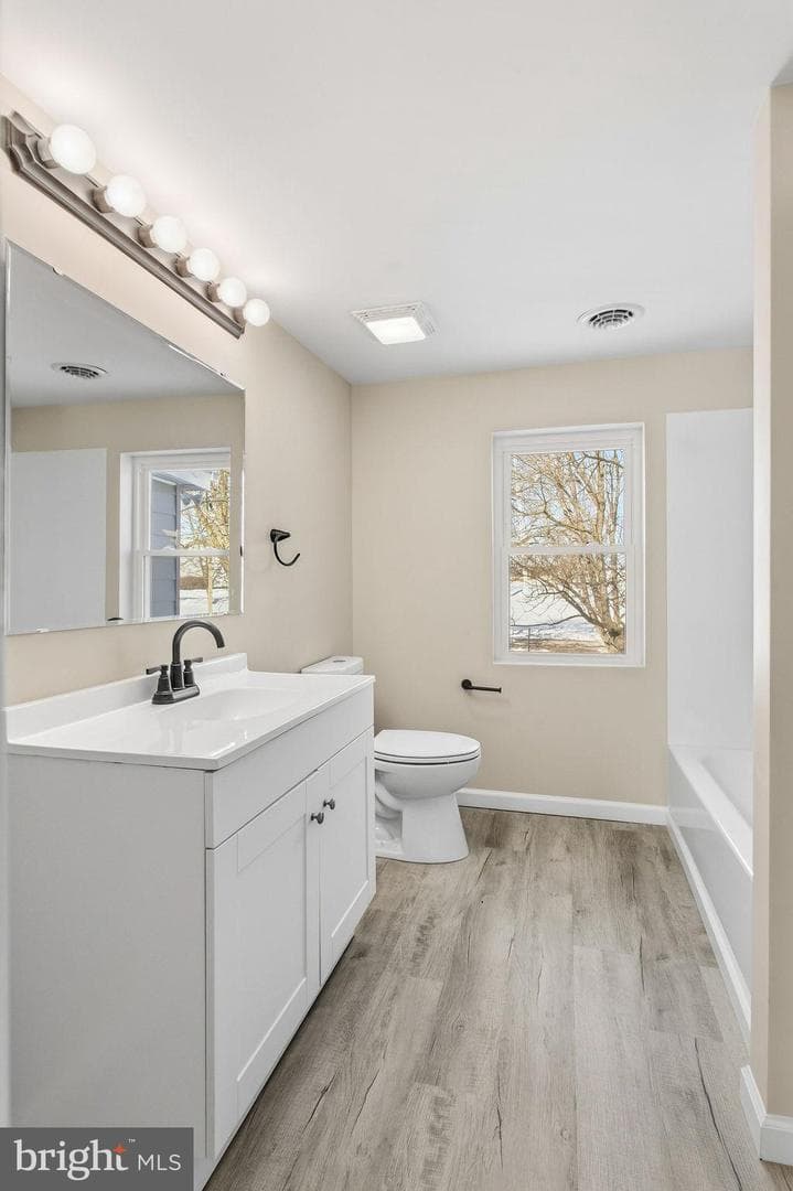 114 E York Street photo 23