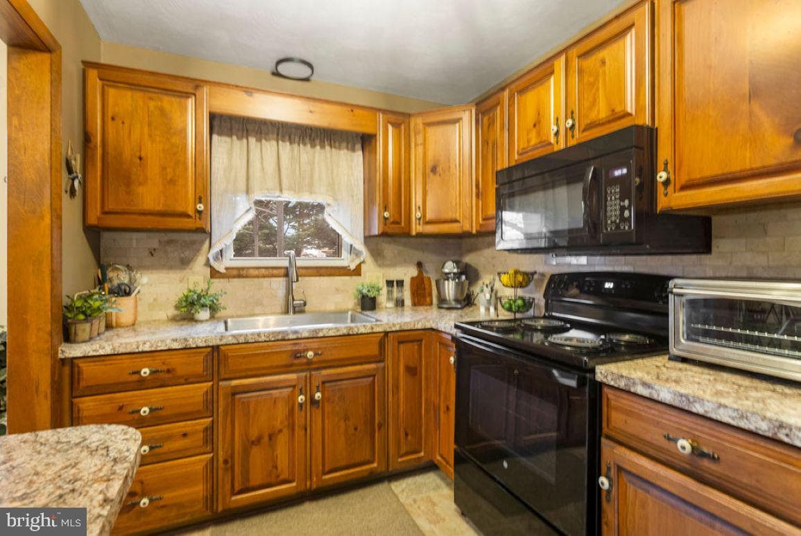 1002 Frederick Pike photo 10