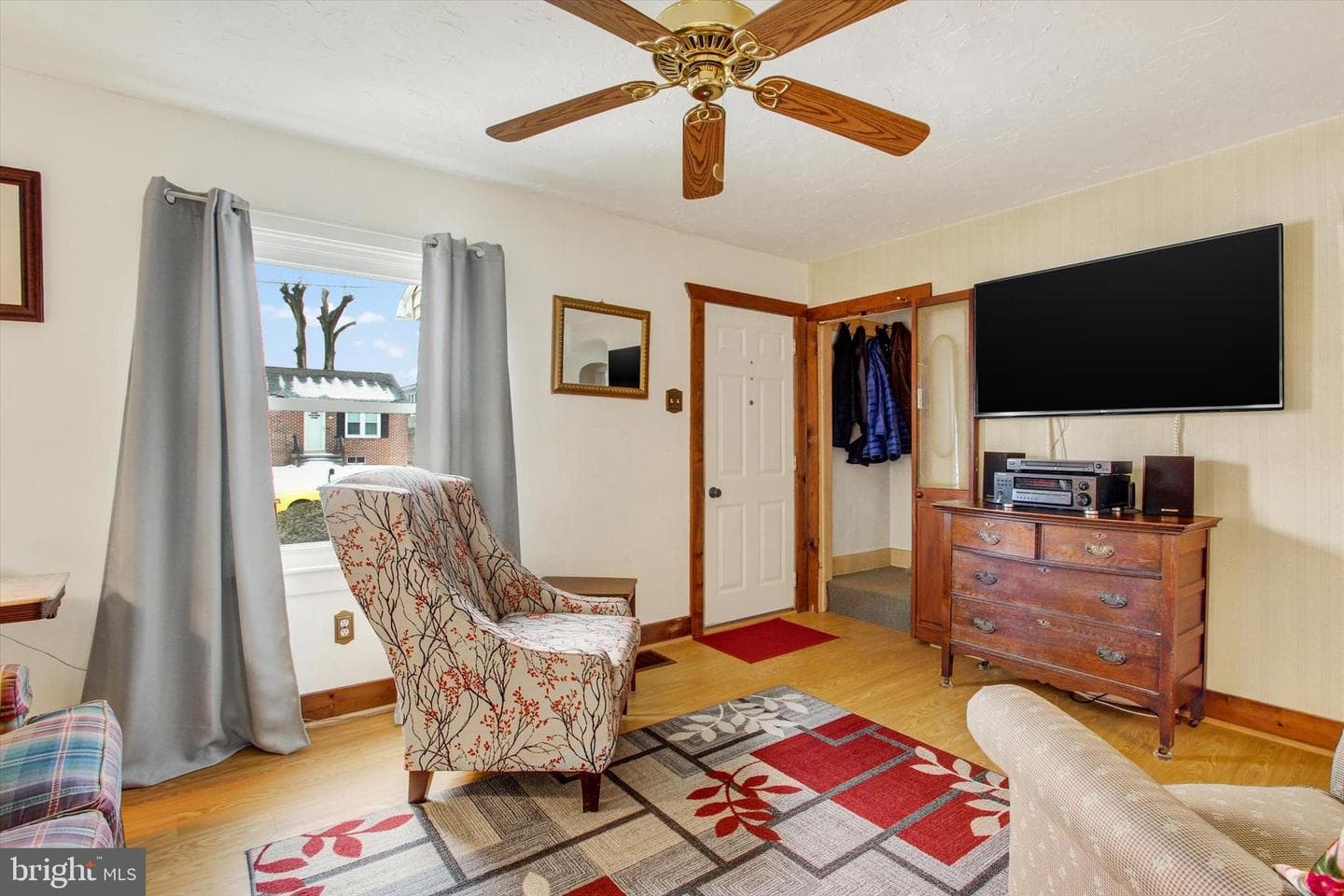 371 Maple Avenue photo 13