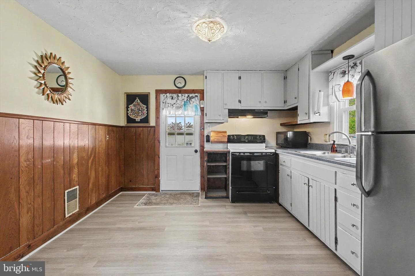371 Maple Avenue photo 19