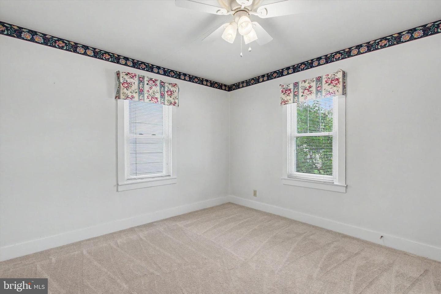 371 Maple Avenue photo 26