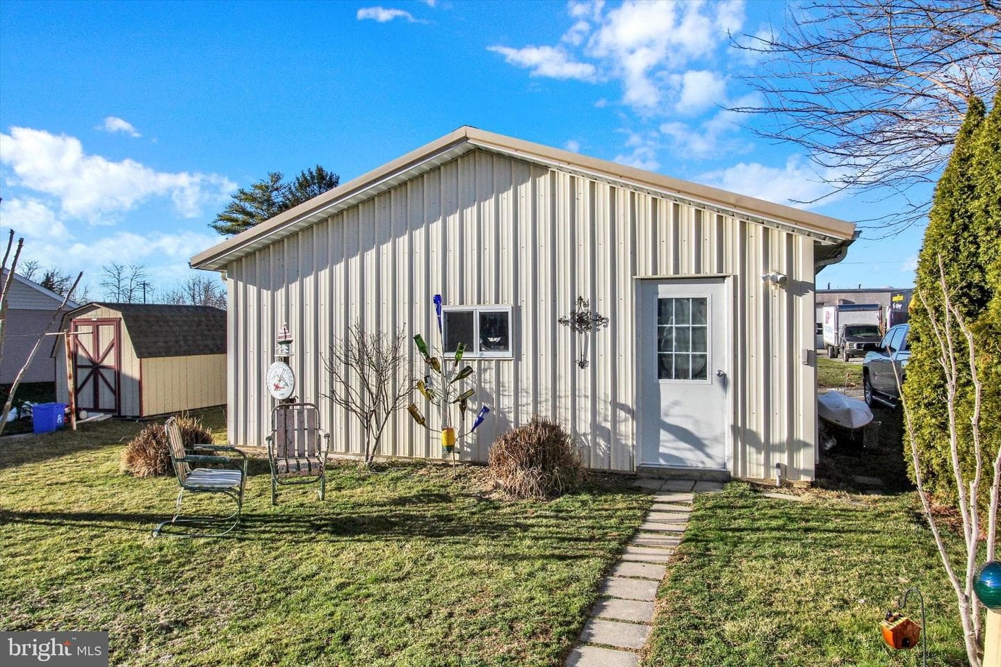 371 Maple Avenue photo 3