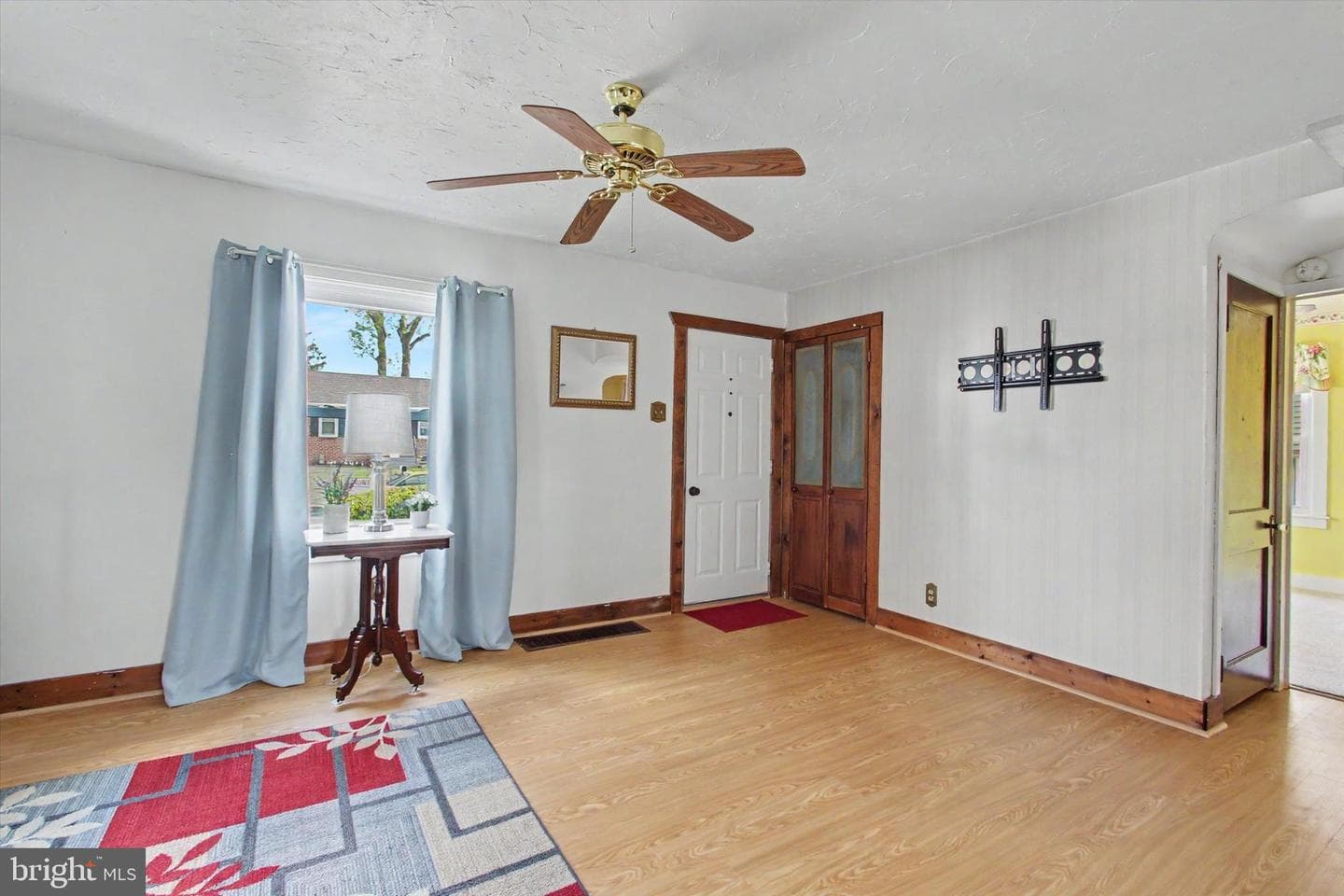 371 Maple Avenue photo 8