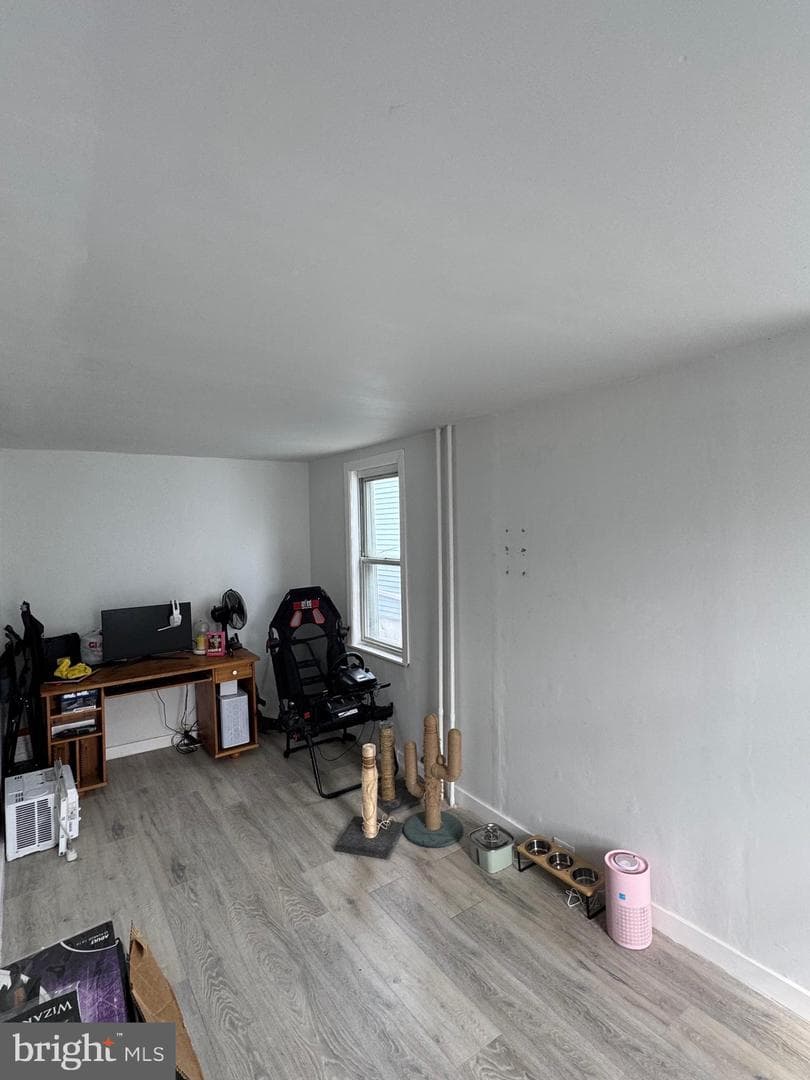 527 Main photo 18