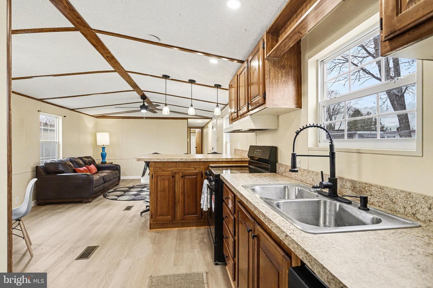 31 Davis Avenue photo 12