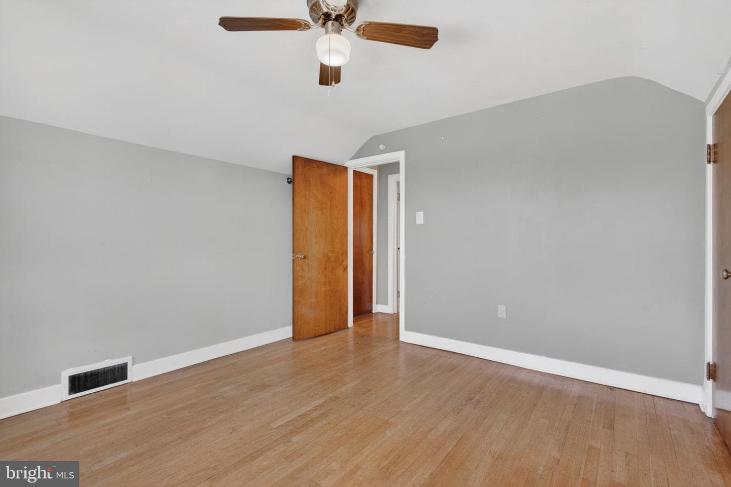 210 Stambach Street photo 23