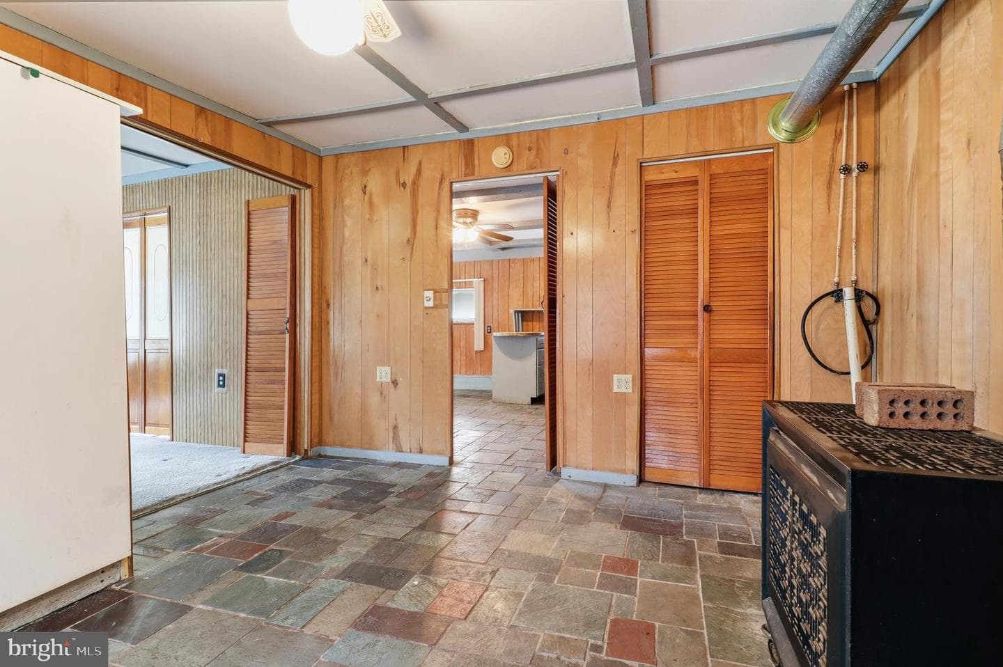374 Maple Avenue photo 27