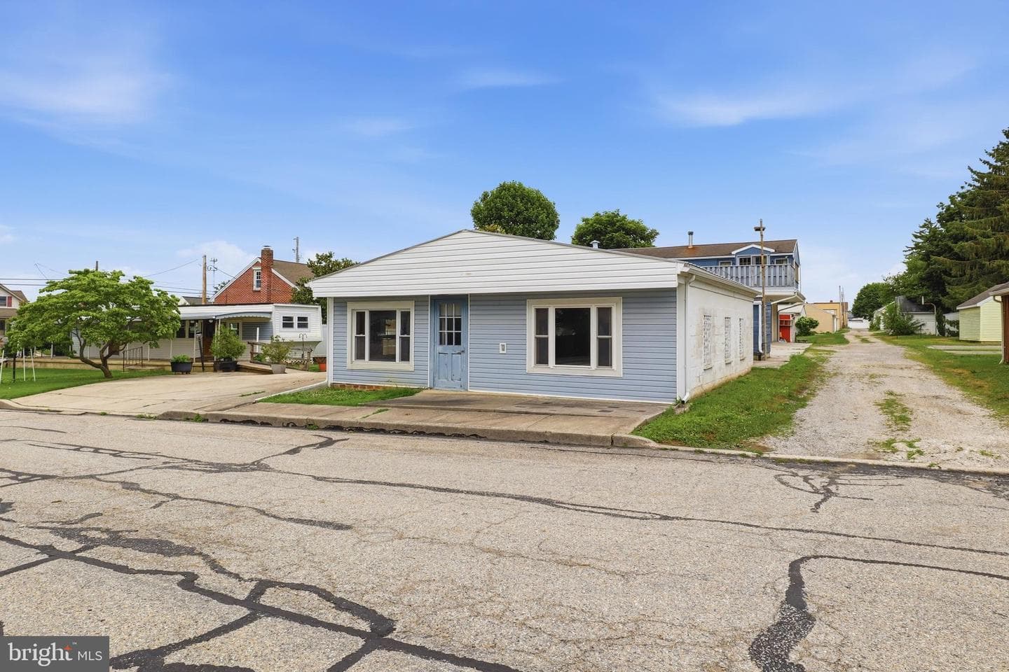 374 Maple Avenue photo 3