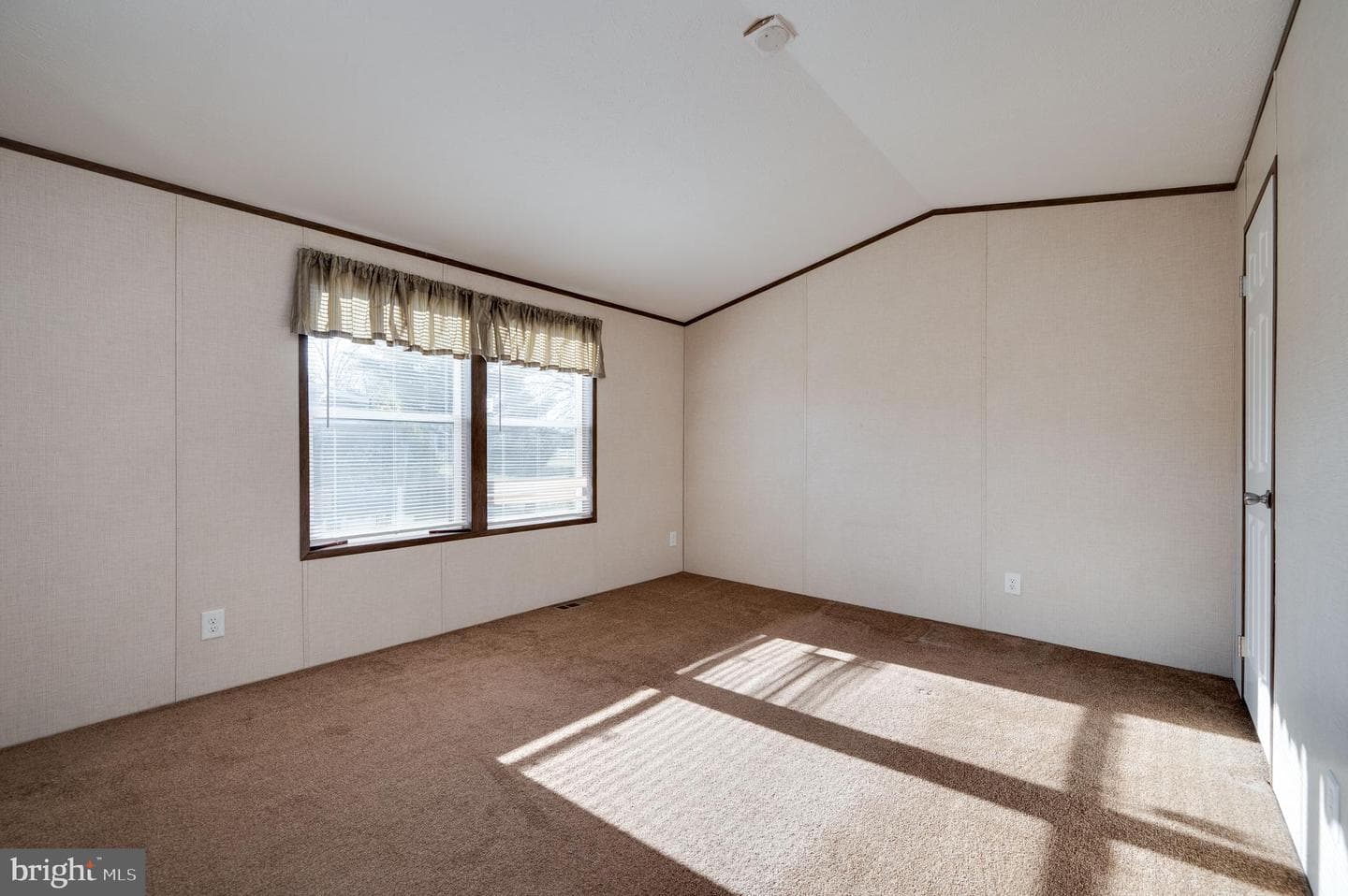 312 Hampshire Avenue photo 11
