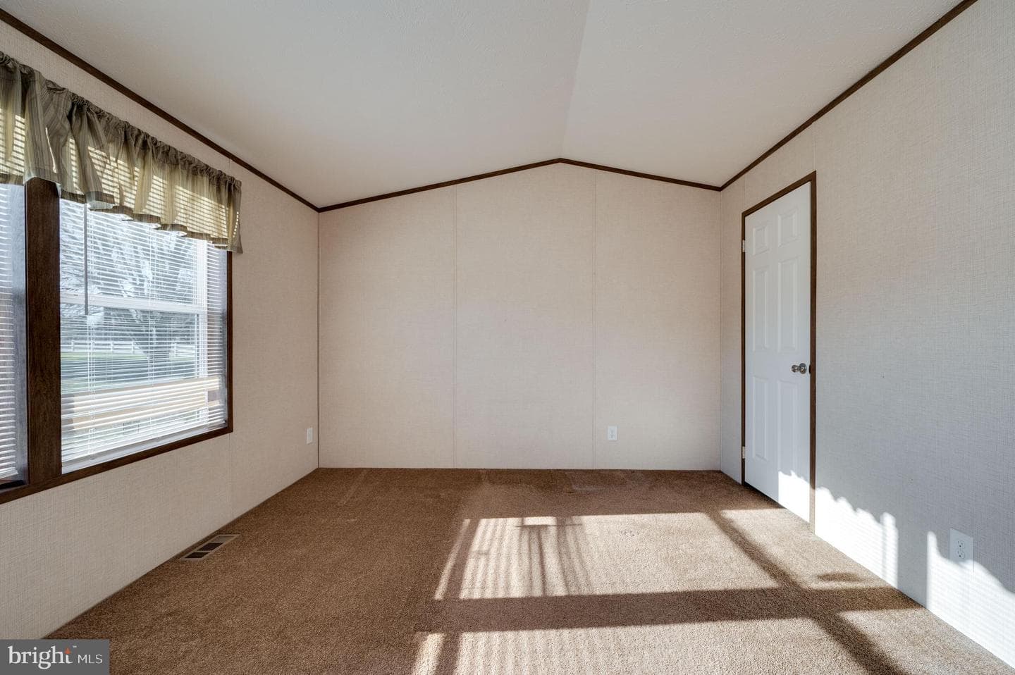 312 Hampshire Avenue photo 13