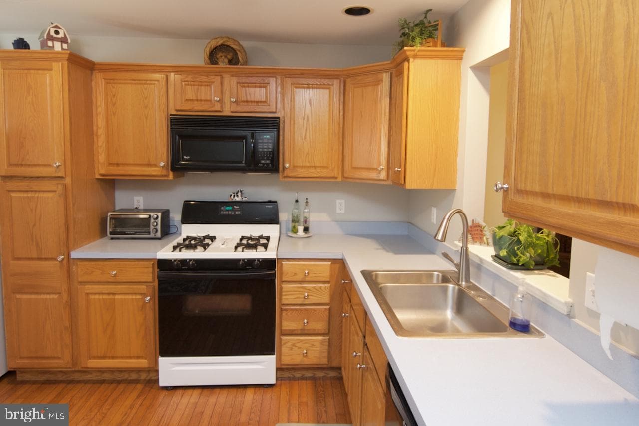 200 Walton Court photo 5