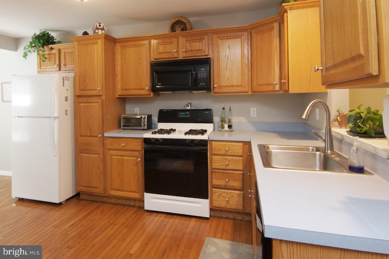 200 Walton Court photo 6