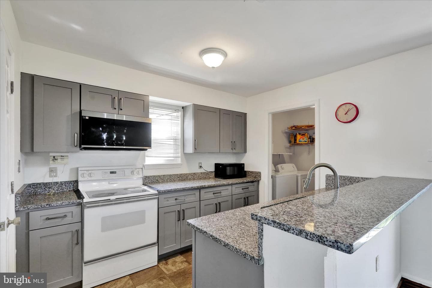 302 Peters Way photo 9