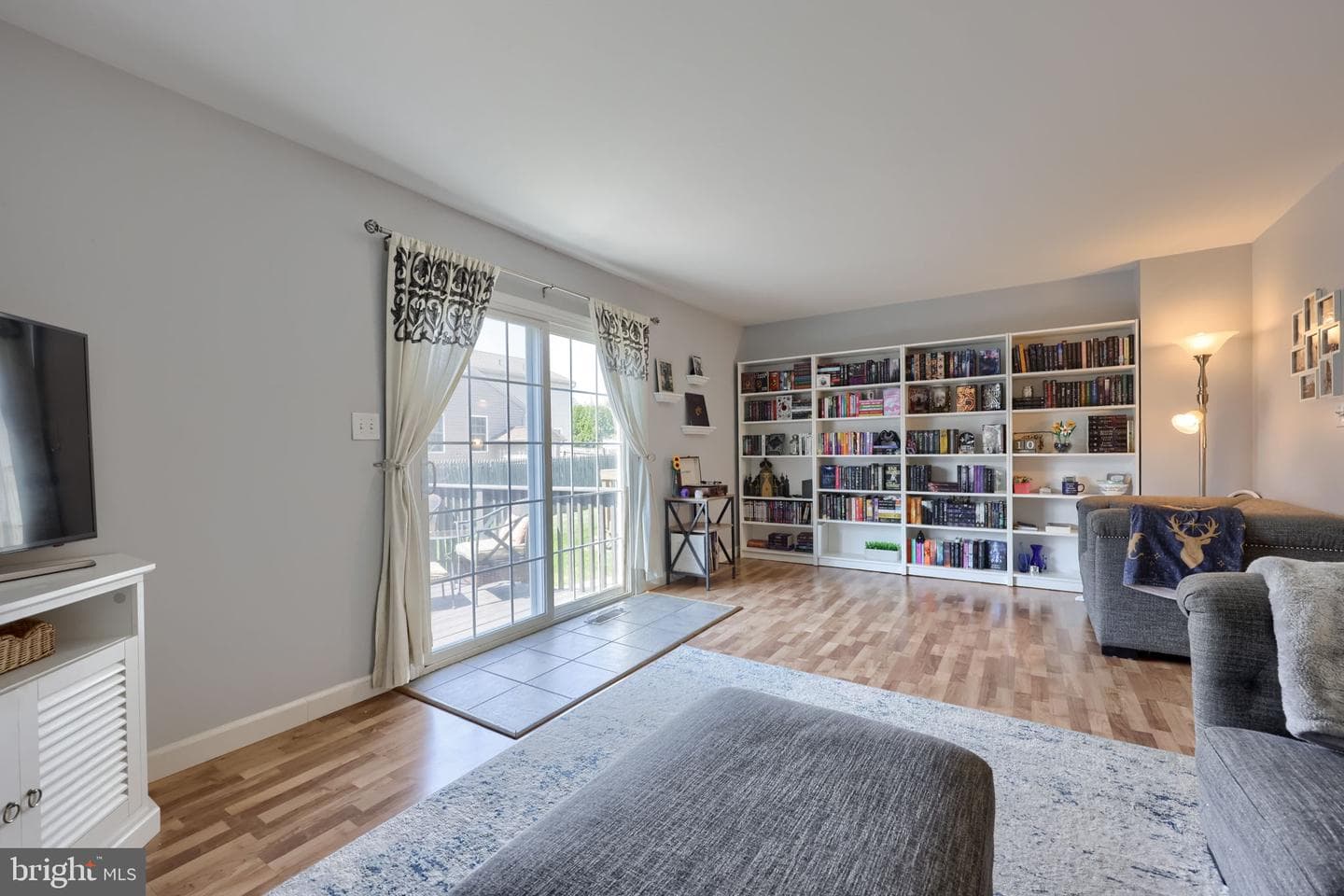 105 Canberra photo 17