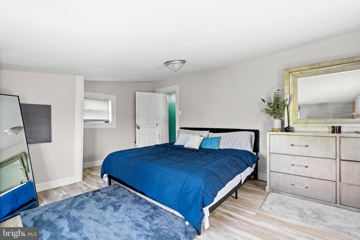 3146 Montrose Avenue photo 22