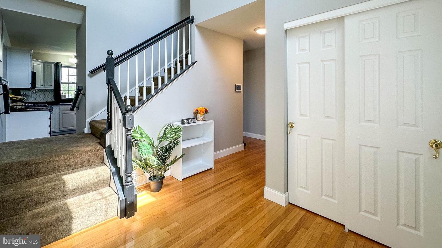 458 Appian Way photo 9