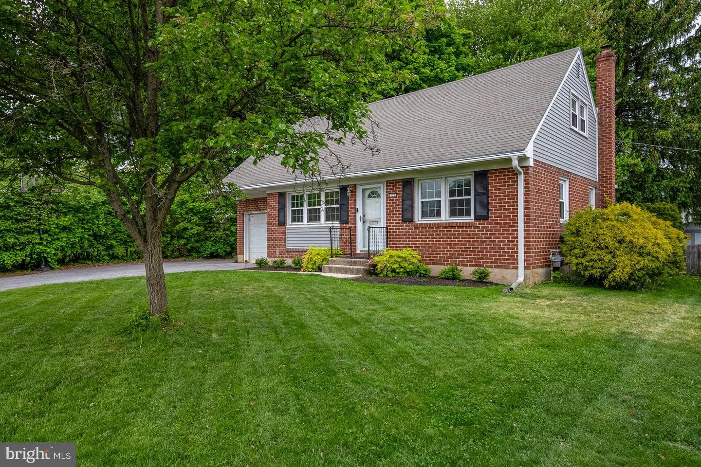 136 Bradley Avenue photo 2