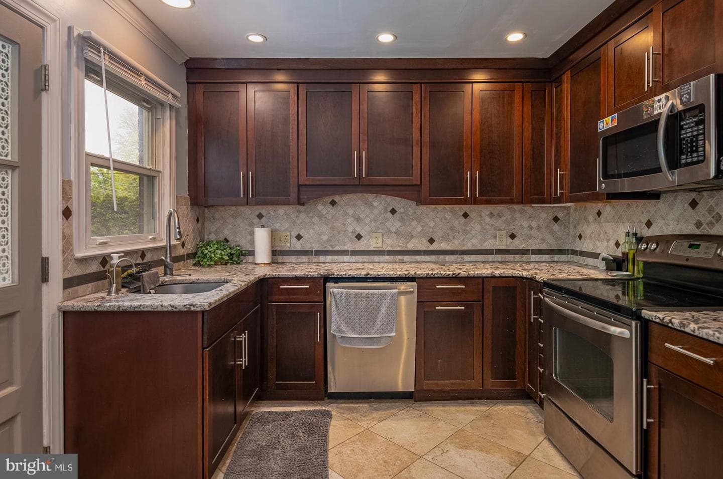 136 Bradley Avenue photo 8