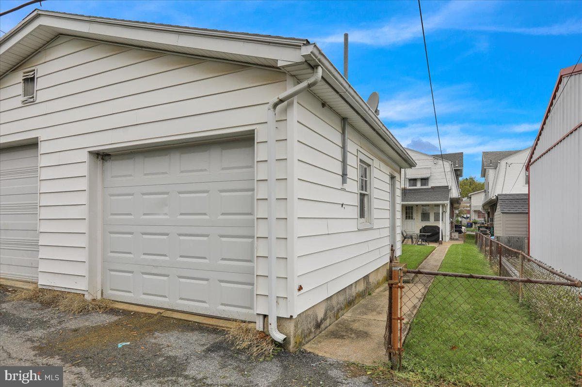 2406 Noble Street photo 22