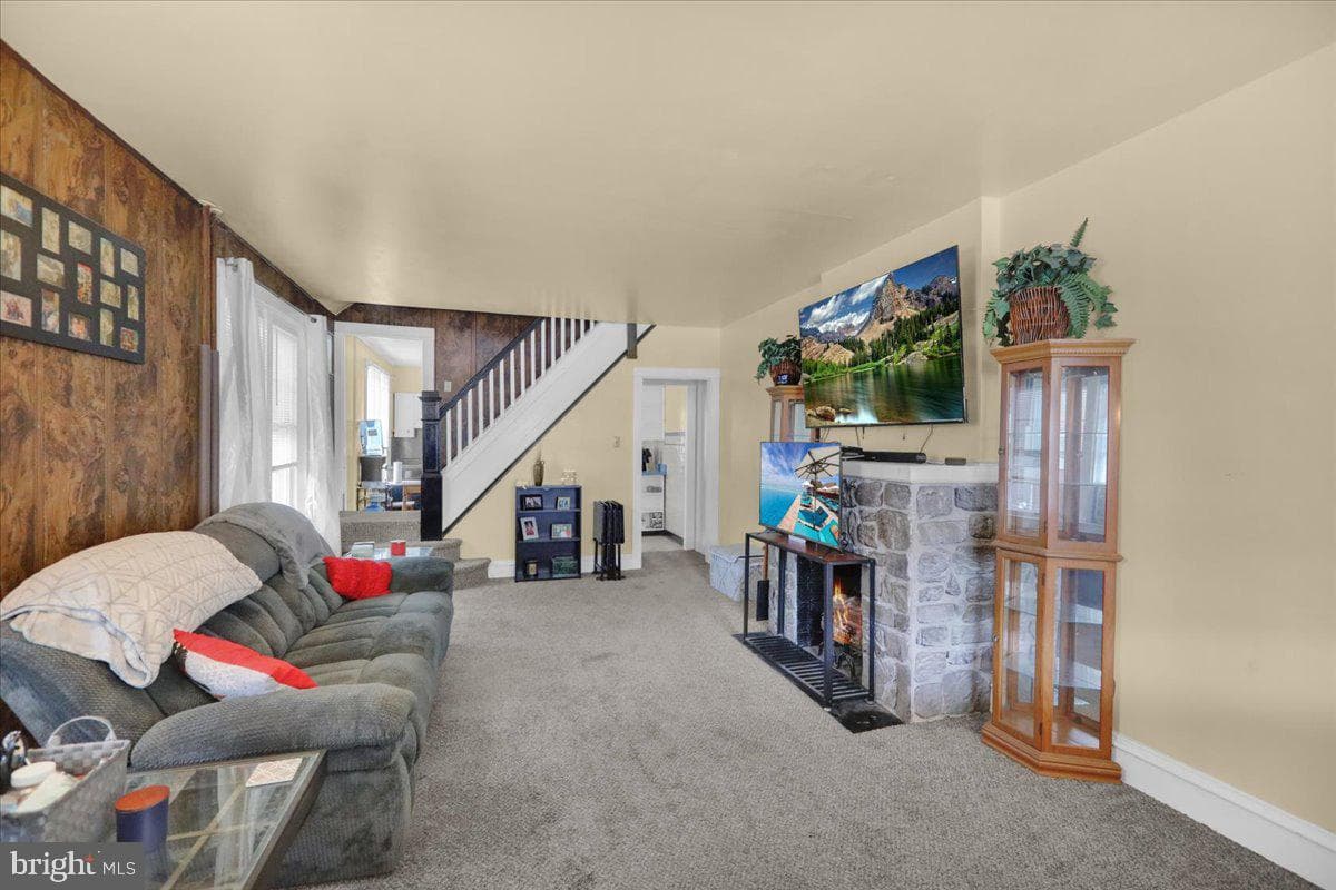 2406 Noble Street photo 5
