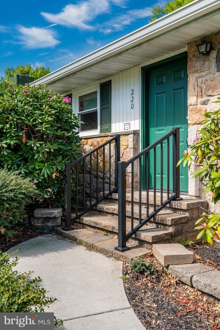 220 Maple Springs Drive photo 4