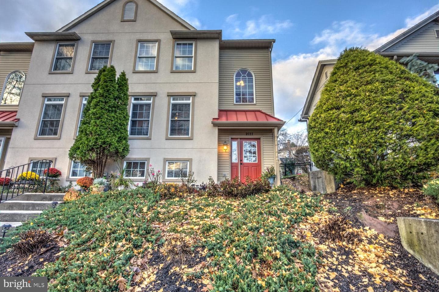 2111 Fairview Street photo 2