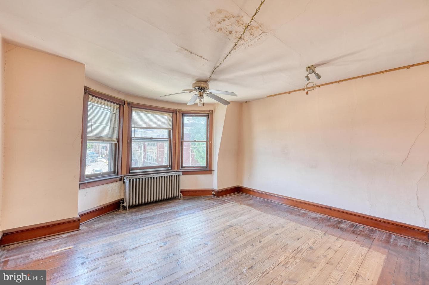 228 W Douglass Street photo 30