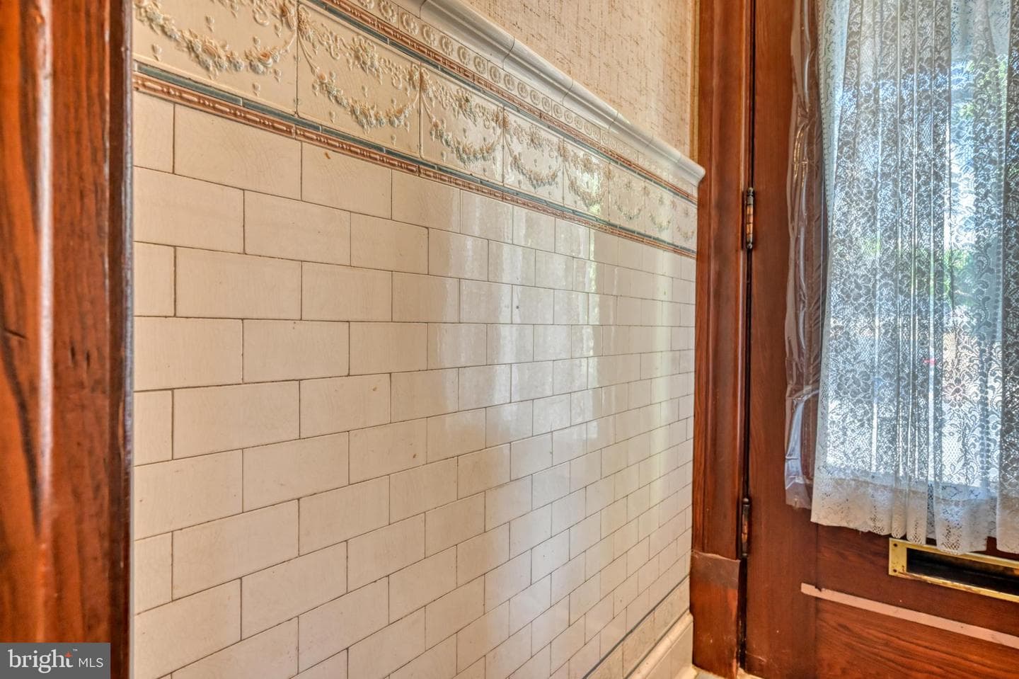 228 W Douglass Street photo 6