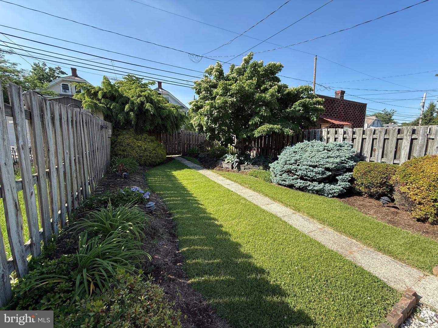 1557 Dauphin Av photo 32
