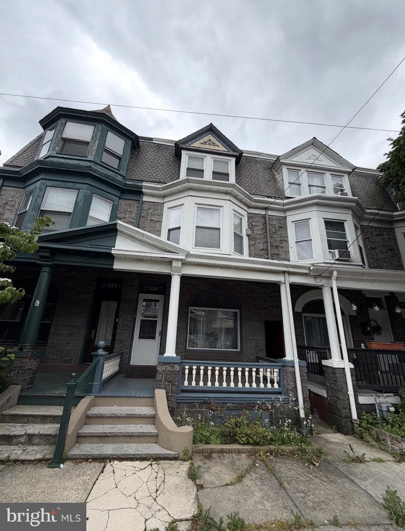 230 W Douglass Street photo 2