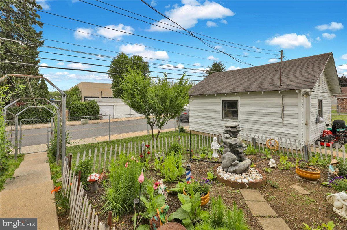 433 Eisenbrown Street photo 36