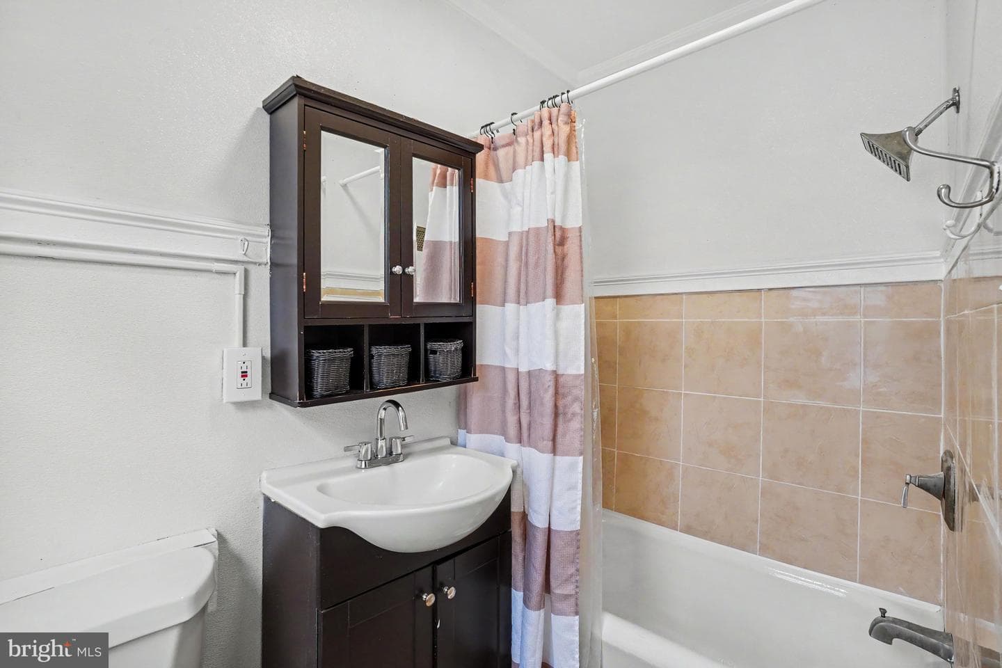 546 Locust Street photo 17