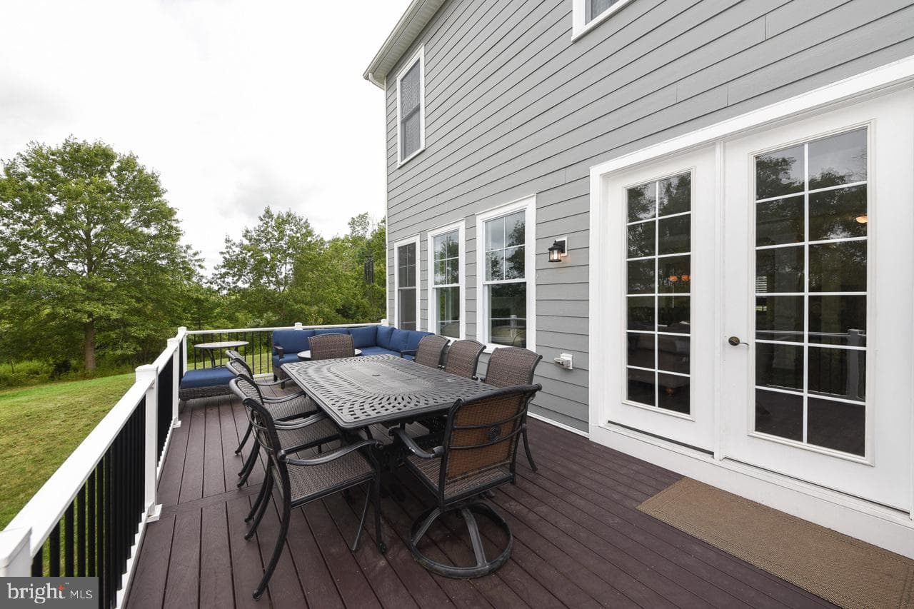 8 Elizabeth Lane photo 20