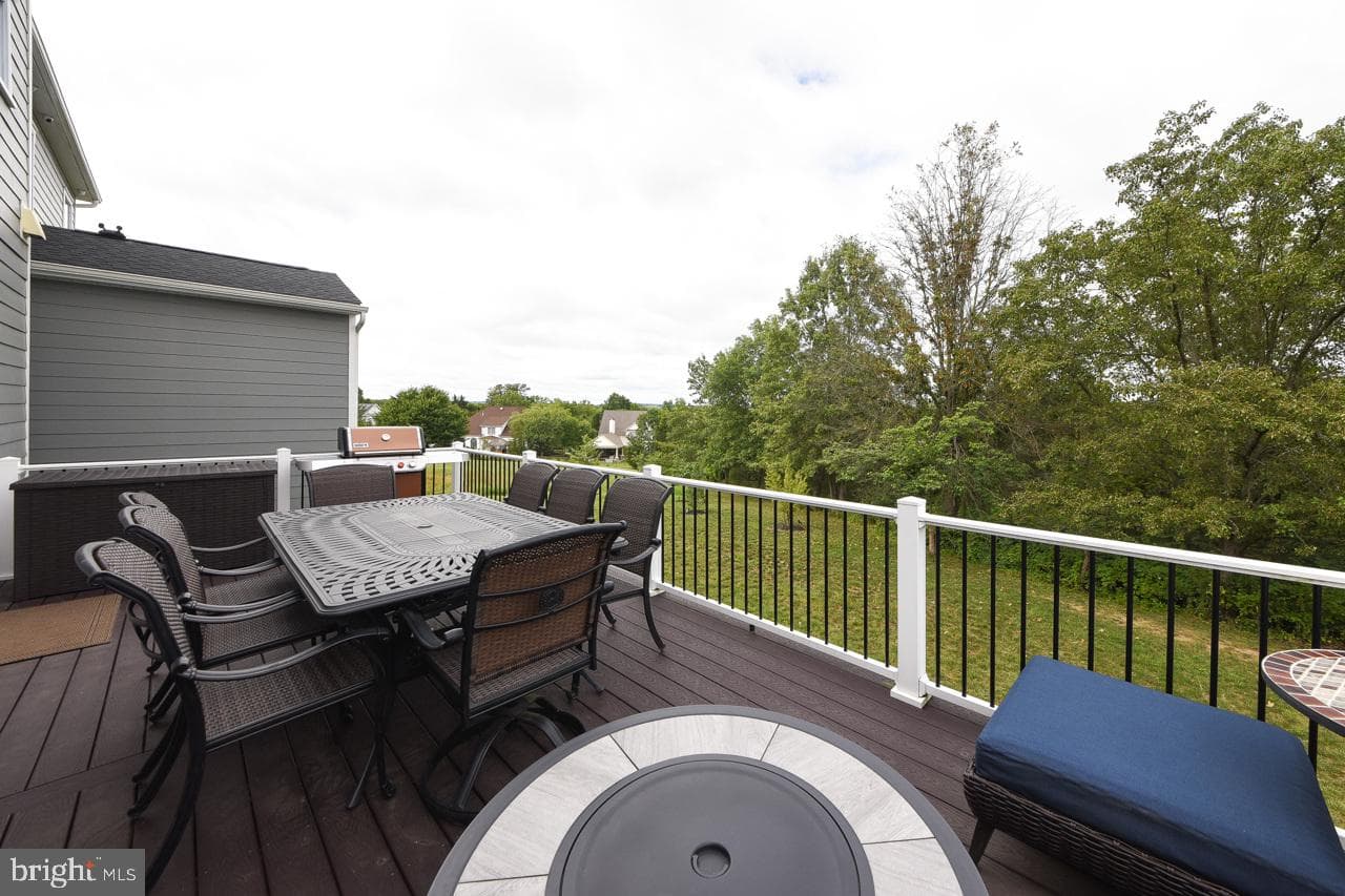 8 Elizabeth Lane photo 22