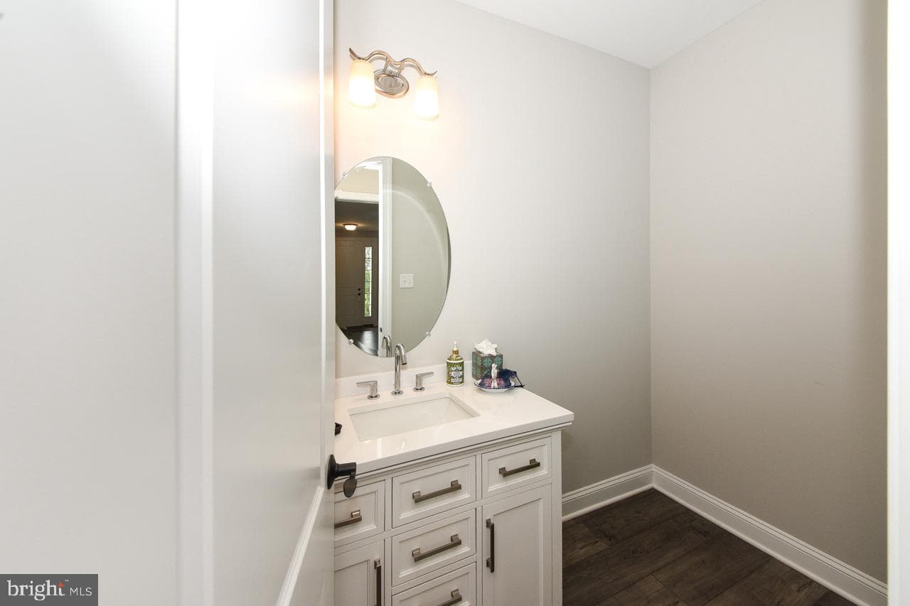 8 Elizabeth Lane photo 25