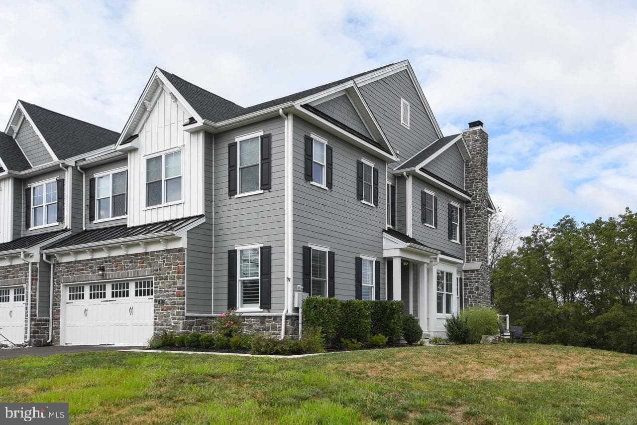 8 Elizabeth Lane photo 3