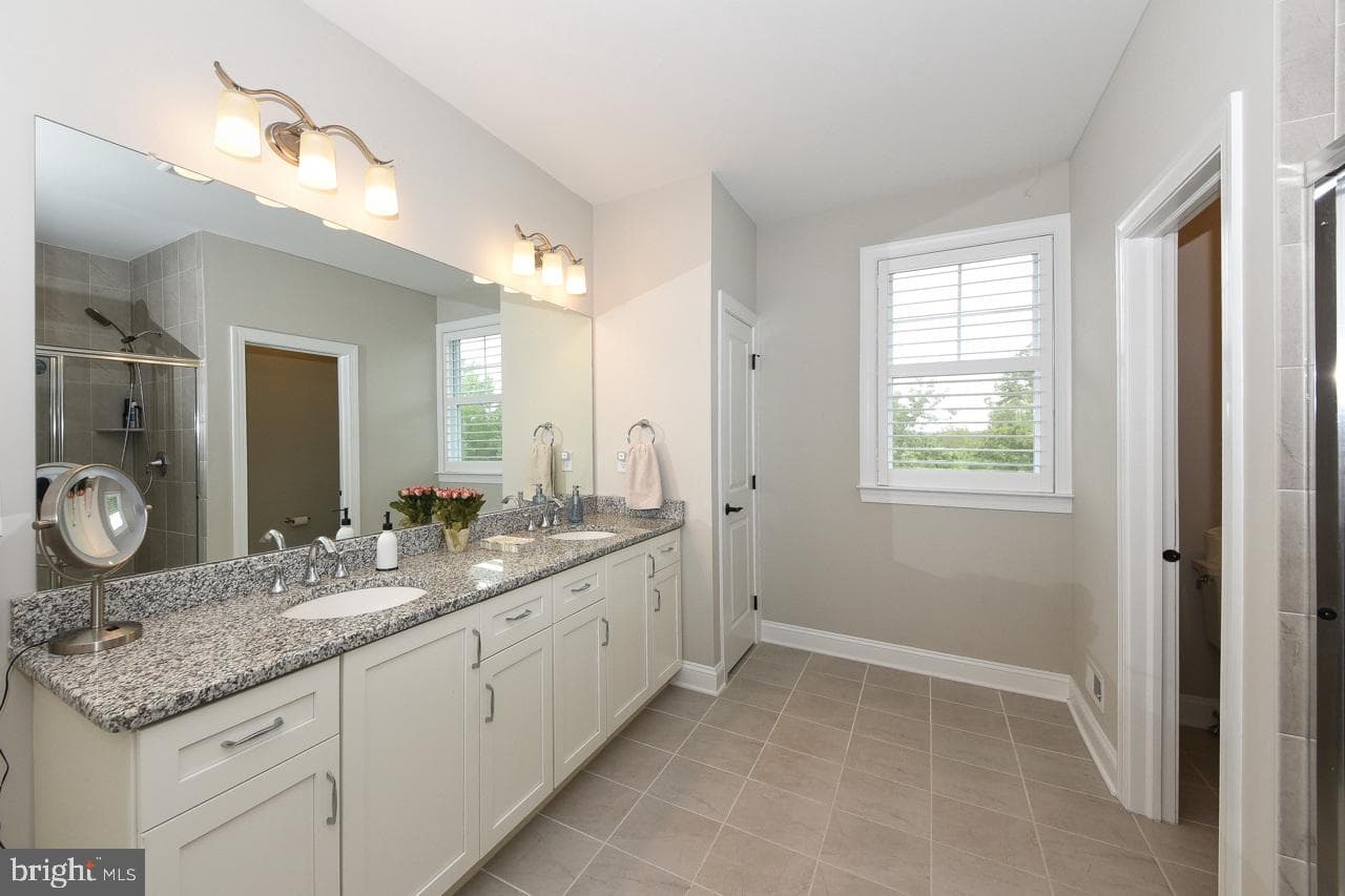 8 Elizabeth Lane photo 34