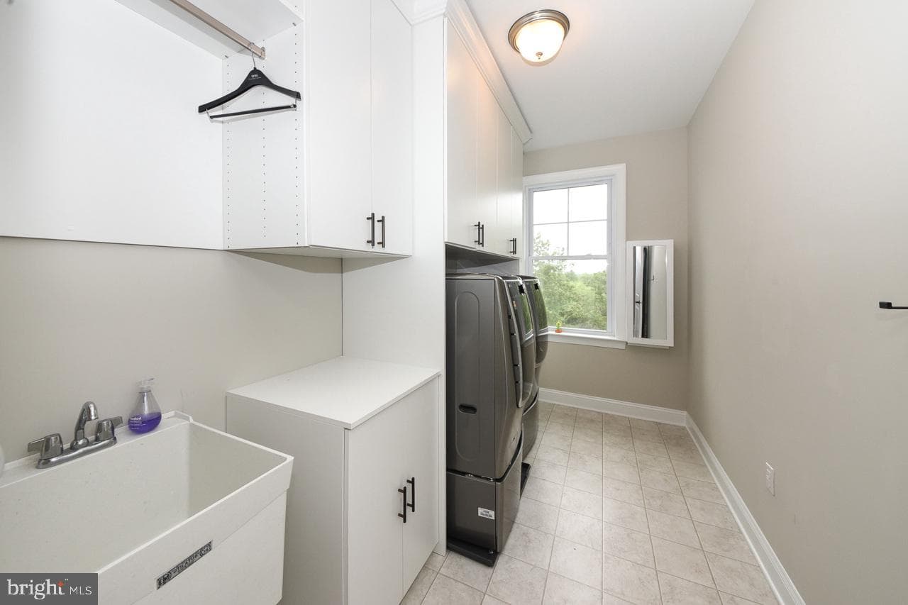 8 Elizabeth Lane photo 36