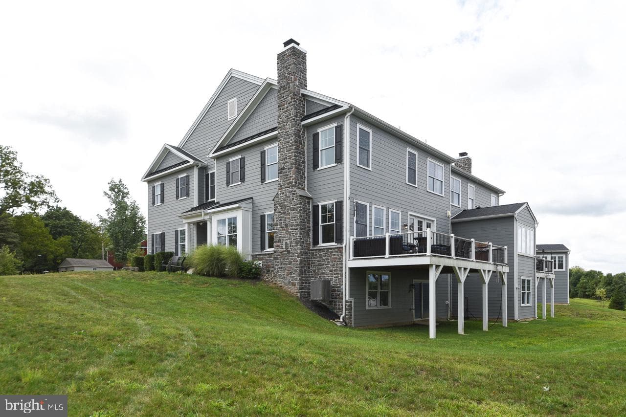 8 Elizabeth Lane photo 47