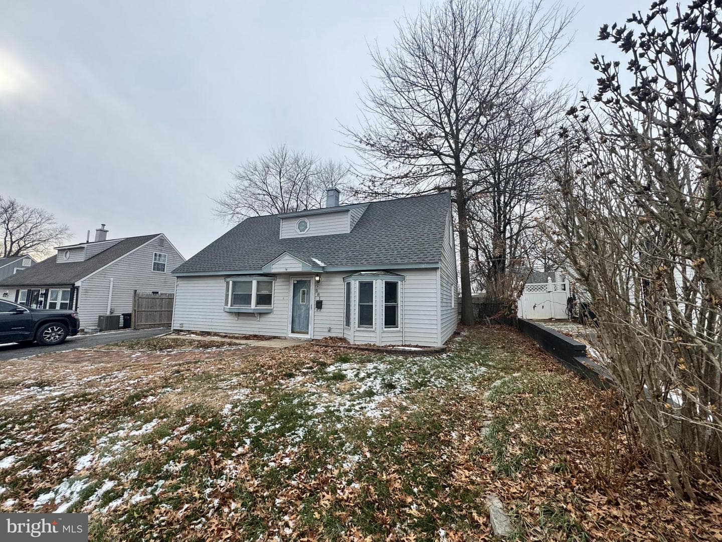 581 Rosemar Drive photo 2