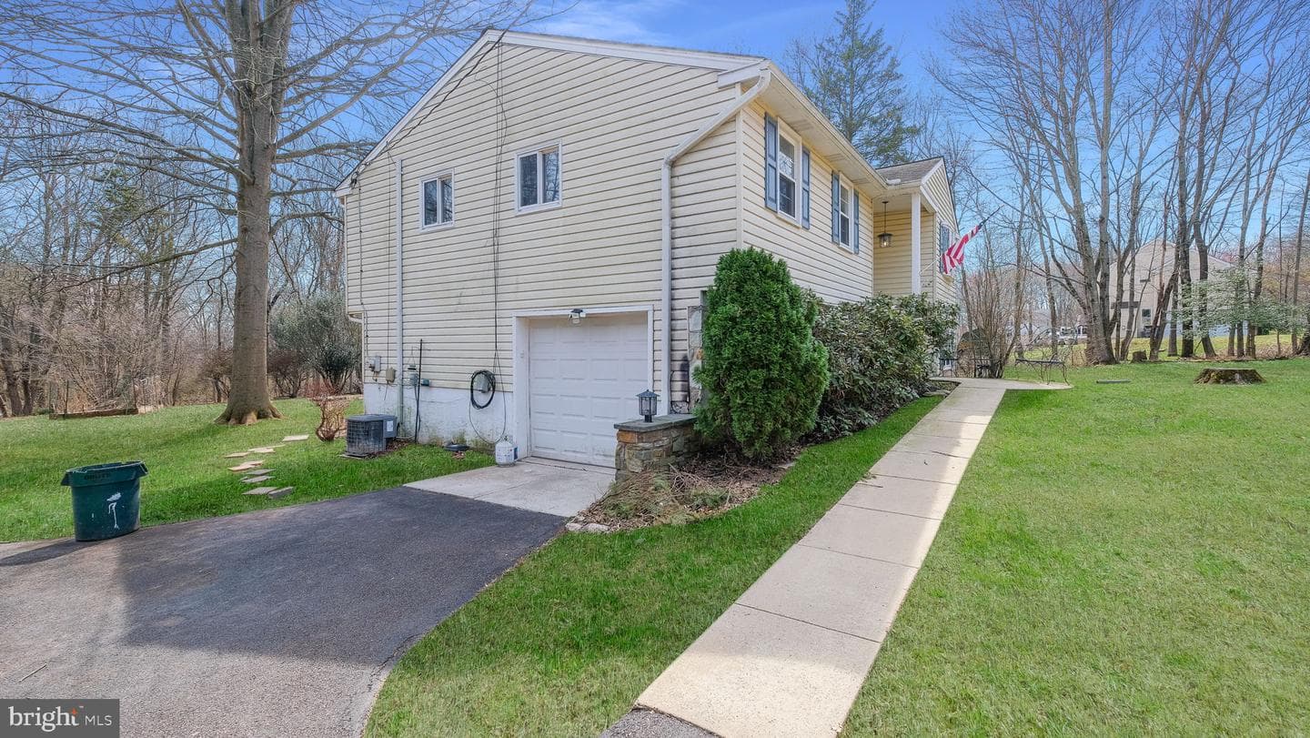 791 Griffiths Road photo 3