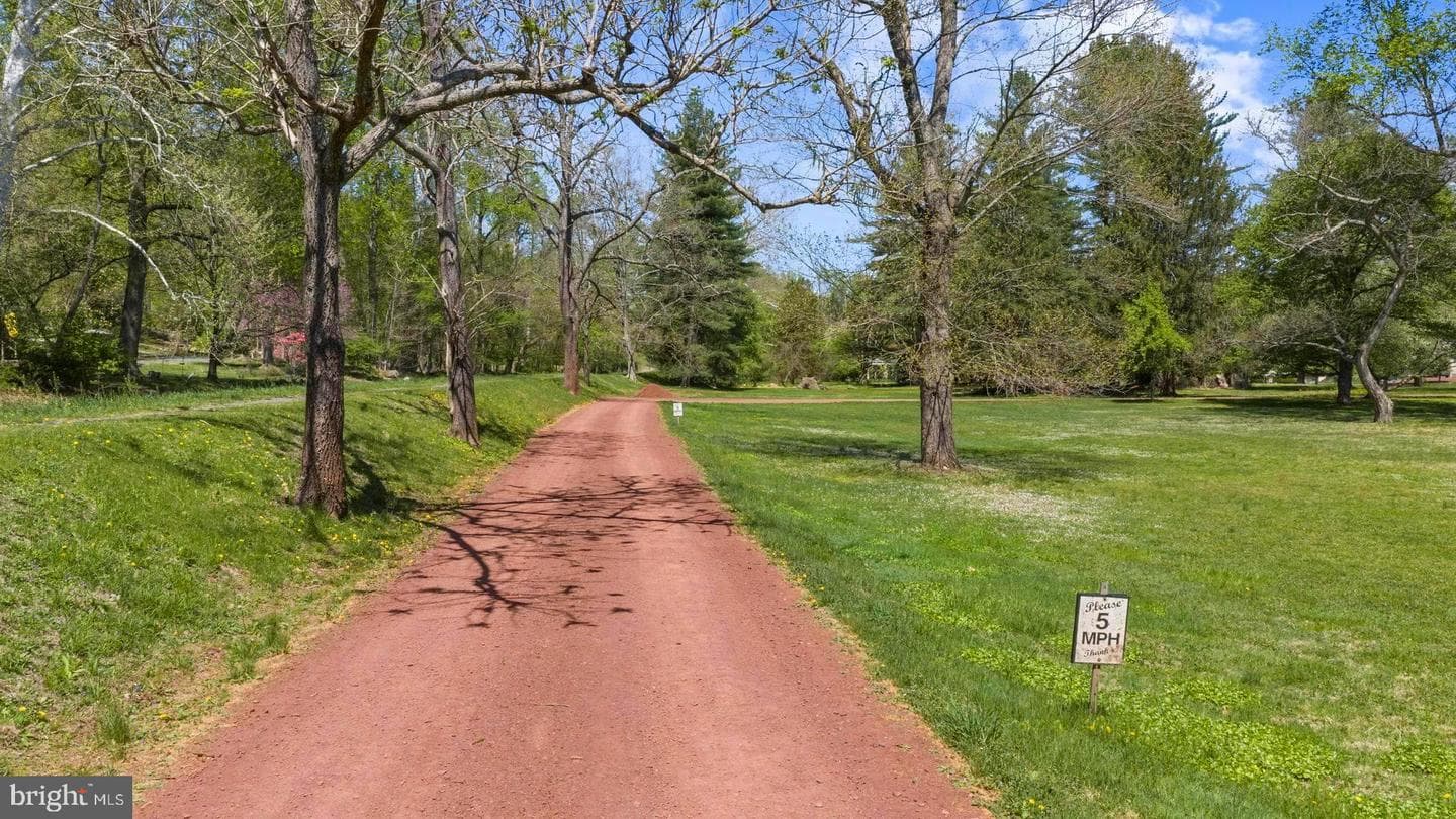 6 Bridge One Lane, Pipersville