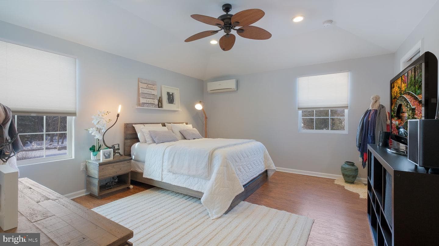 1831 Bunkerhill Road photo 32