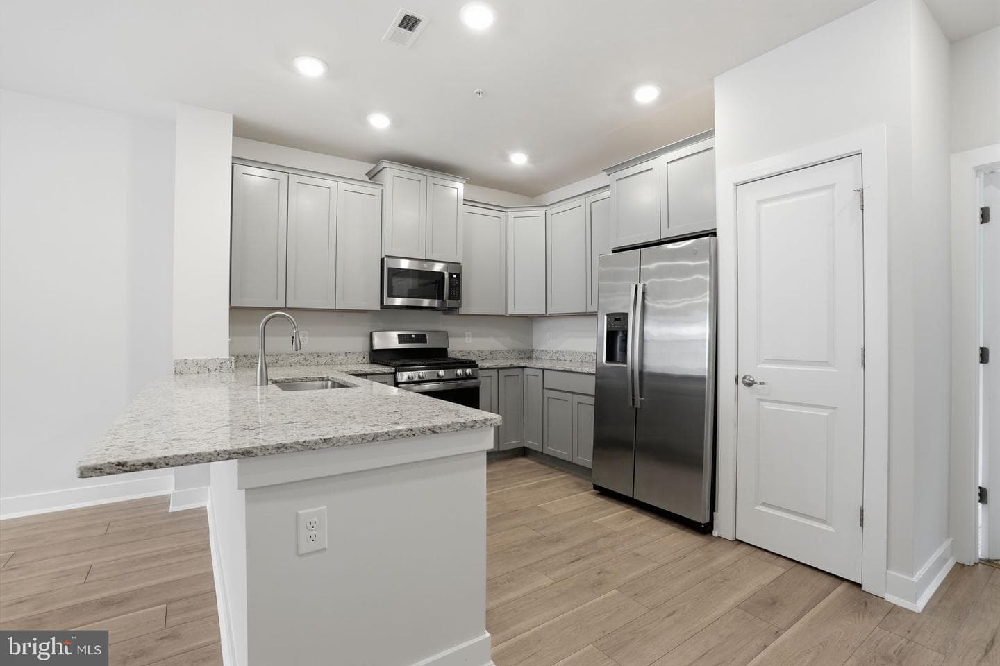 114 B King Street photo 3