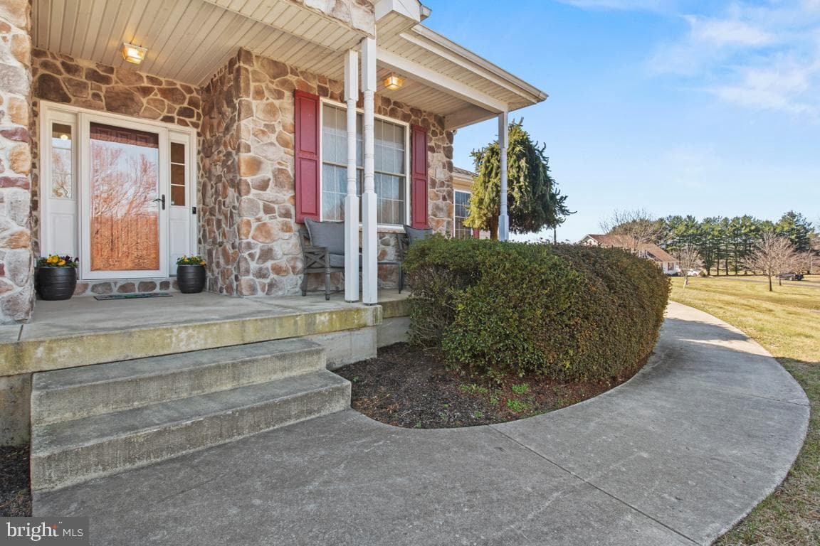 1525 Gateway Drive photo 2