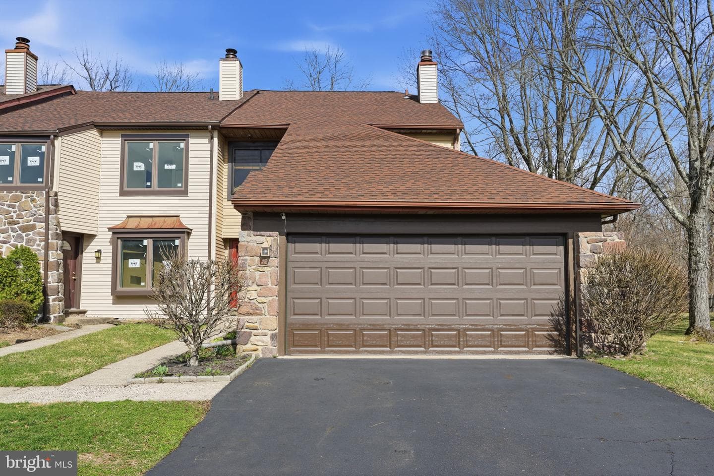2125 Weybridge Commons photo 2