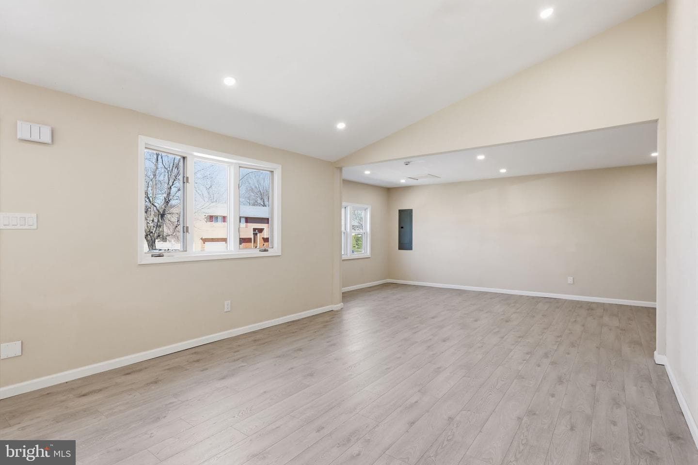 4421 Roselyn Lane photo 7